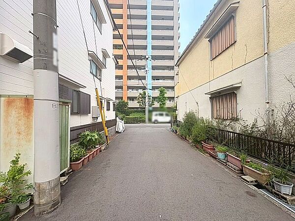 ◆前面道路を含む現地写真◆約20.67坪の敷地は平坦地で、前面道路は幅員約5.1mとゆとりがあります。