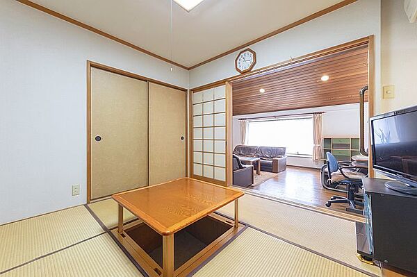 ◇居室◇リビングに隣接した和室には掘りごたつを備え、家族でゆったり寛げる空間です。