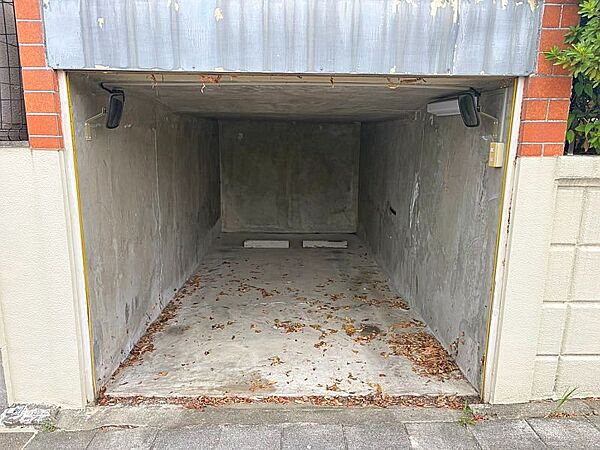 シャッター付きの堀込車庫。雨風から大切な愛車を守ります。