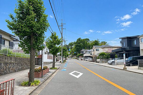 前面道路の幅員は広々14.5m！駐車が苦手な高でも安心です♪