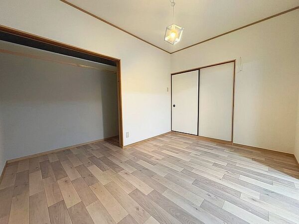 お子様あこがれ！はじめてのマイルーム！大容量のクローゼット付きですので、大切な衣類やお荷物もすっきり収納していただけます。