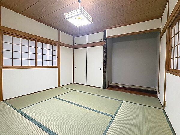 落ち着きのある独立した和室。ご家族のくつろぎスペースとしても、大切なお客様を迎える客間としてもお使いいただけます。