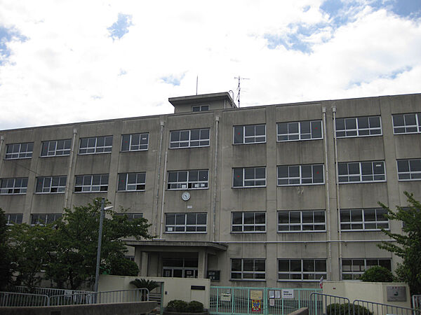 高槻市立柳川小学校（350m）