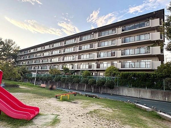 お子様の遊び場にも便利な公園が目の前のロケーション。子育て世帯にうれしい住環境です！