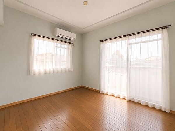 子供部屋にも嬉しい大容量の収納スペース付き♪ご家族の思い出もすっきり収納していただけます。※画像はAI生成により小物を削除しており、実際の仕様・形状・色味とは一部異なる場合がございます。