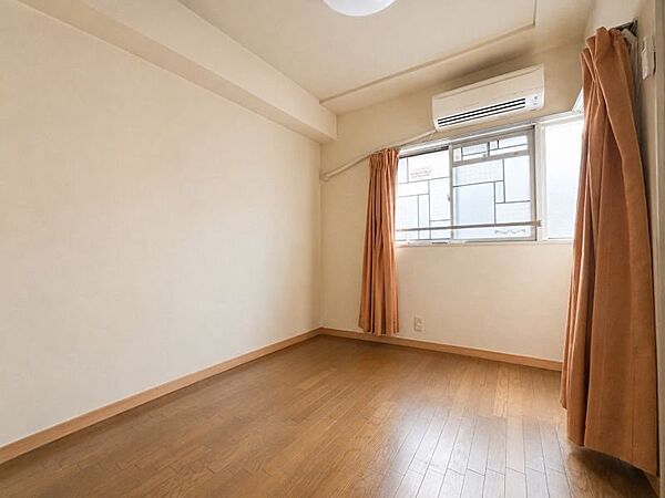 お子様のお部屋にも収納付きな点も嬉しいポイント！※画像はAI生成により小物を削除しており、実際の仕様・形状・色味とは一部異なる場合がございます。