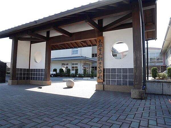 武雄市立朝日小学校（297m）