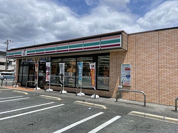 セブンイレブン八尾福万寺町店 520m