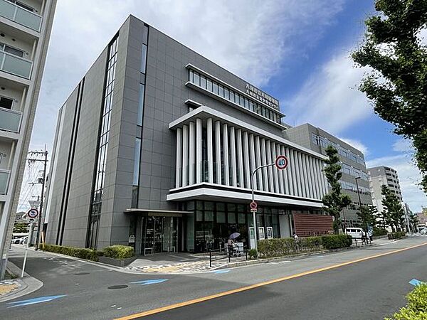 八尾市立図書館 830m
