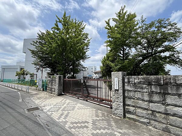 ふじみ野市立葦原中学校　約560ｍ