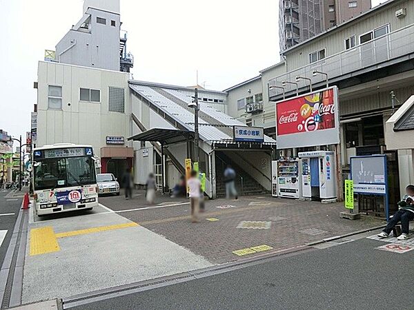 快速停車駅です。駅前に24時間のスーパーあります。