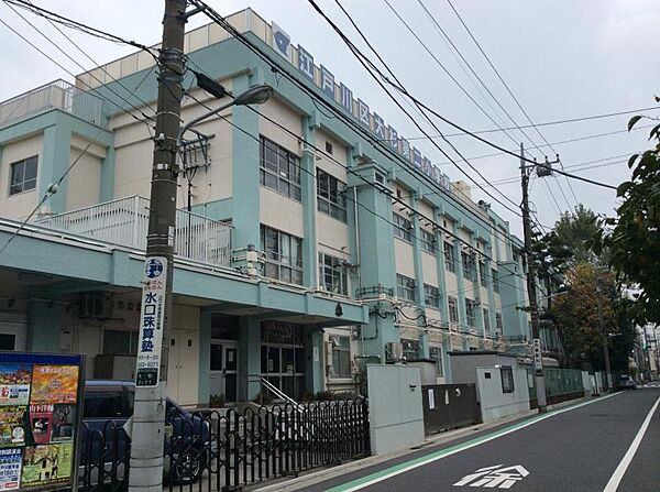 昭和53年4月開校。当時としては屋上にプールがある