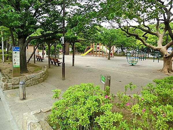 小さいお子様が充分楽しめる公園です。
