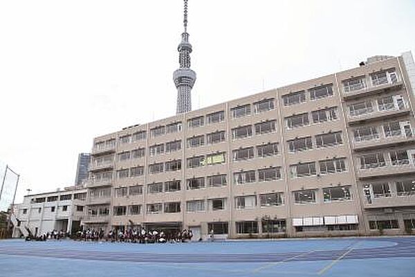 地域に密着しており、ふれあい学習発表など他校との違いが多いです。勉強だけでない体験をさせたいという目標が分かりやすいです。 墨田区内ででは、努力型の生徒が集まっている雰囲気です。