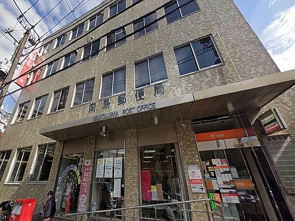 郵便窓口、貯金窓口、保険窓口、ゆうゆう窓口、ATMの取り扱いがあります。駐車場があります。
