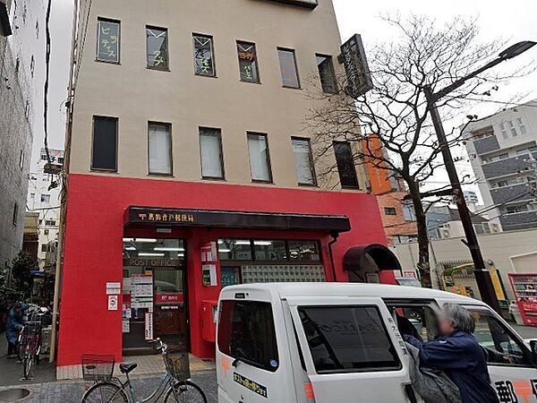 郵便窓口、貯金窓口、ATM、保険窓口の取り扱いがあります。