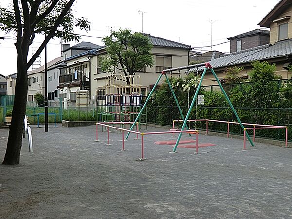 共和公園と異なり小さな遊具しか無いので、幼稚園・保育園児位の子向け。