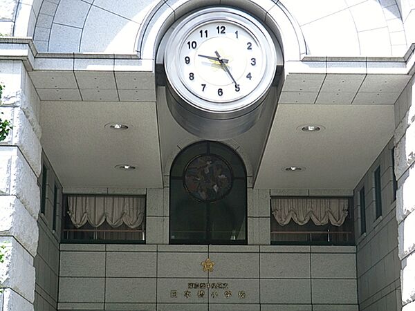 9階建てビルの1～5階が小学校になっています。立派な建物の小学校。
