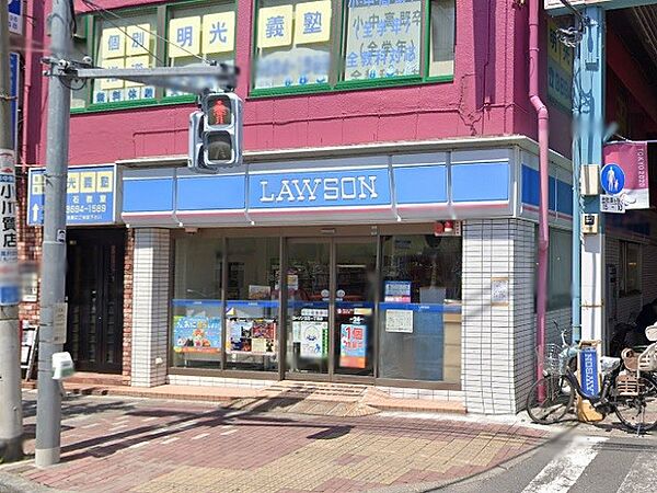 奥戸街道沿いの立石商店街入口にあるコンビニです。