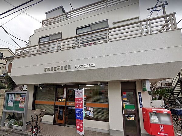 住宅街の中にある郵便局です。駐輪スペースあります。