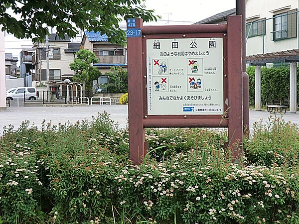 通りを挟んだ向かい側にイートインがあるパン屋さんがあるので、便利。
