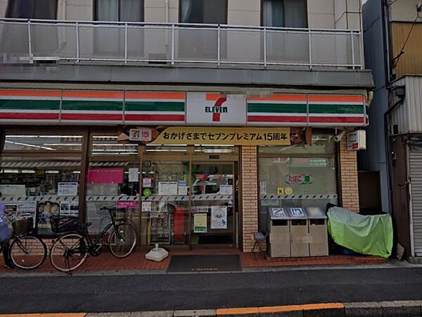 八広中央通り沿いにあるコンビニエンスストアです。