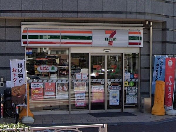 大きくて品揃え充実。イートインスペースもあります。