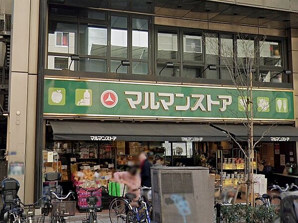 3階建のスーパーで、品揃えが豊富です。