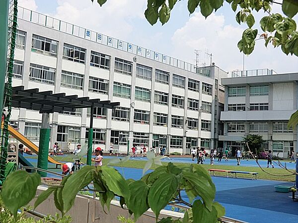 伝統の鼓笛隊があり、毎年6年生が運動会で披露します。