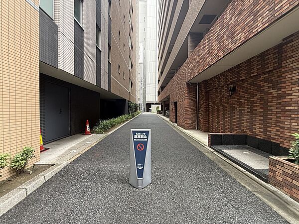 前面道路の交通量は少なく、お子様がおうちの前で遊んでいても安心です。