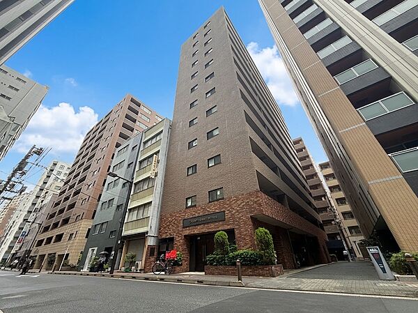 青空に美しく映えるスタイリッシュな外観と、重厚感漂うレンガ調のエントランス。都市の利便性を享受しながら、上質なやすらぎに包まれるこの場所で、ご家族の快適で豊かな新しい暮らしが始まります。