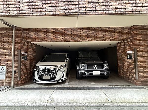 大型車もスムーズに収まるゆとりある屋根付き駐車場。重厚感あふれるレンガタイルの意匠が愛車を引き立て、天候を気にせず快適に出入れが可能です。雨や日差しから大切なお車をしっかり守ります。