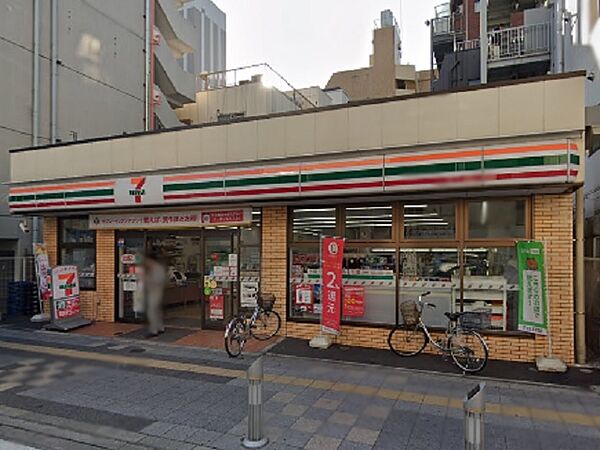 品揃えが豊富です。お店の前からスカイツリーが見えます。