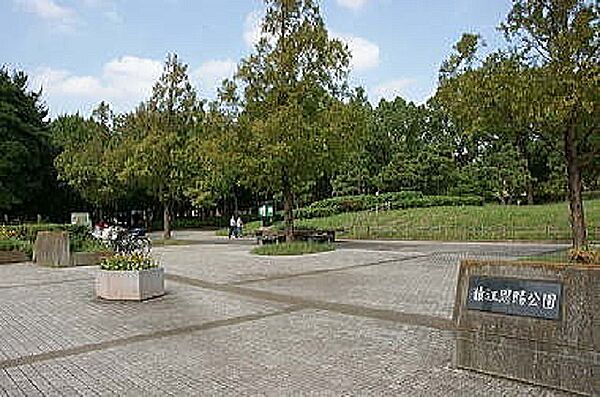 じゃぶじゃぶ池、テニスコートなどがある大型公園。