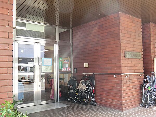 イベントを通じた季節の行事を行っています。園庭は広く、子供たちはのびのびと過ごしています。