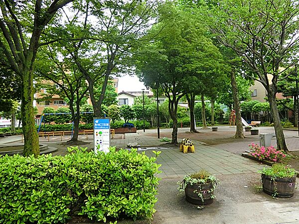象をモチーフにした可愛らしいブランコをはじめ、筒状のトンネル迷路のようなものがついたコンビネーション遊具などが設置されています。