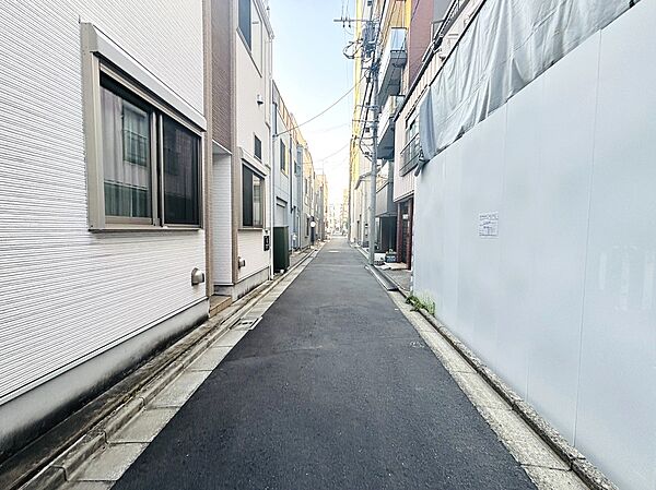 前面道路含む外観写真