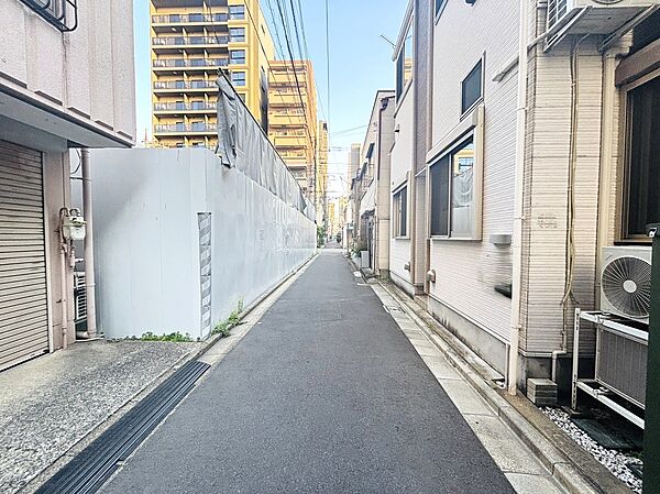 前面道路含む外観写真