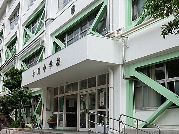 学校全体としてはとても良い学校です。先生方も良い先生が多くいます。部活動も盛んでとても充実した学校生活が送れます。