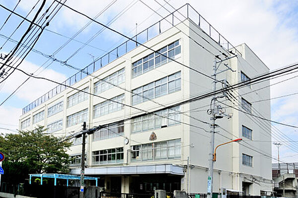挨拶が伝統という特徴のある学校です。