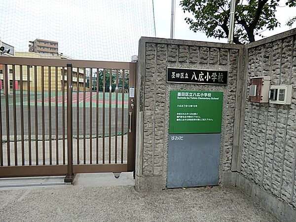 良い学校だと思います。教室も充実していますし、鉄棒や、一輪車、ジャングルジムなどもあり、とても通いやすいと思います。駅からも近いですし、隣りに文房具店があるのでとても便利に思います。