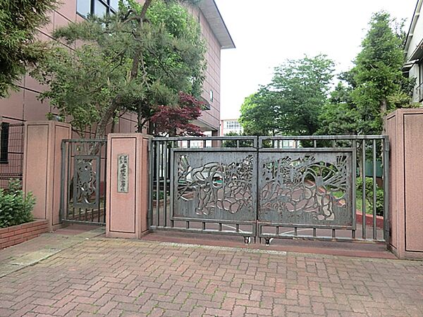 挨拶がこの学校の伝統であり、学校では皆挨拶の習慣がついている。先生や先輩後輩と仲がいいところがいい所だと思う。イベント、特にクラス一致団結できるイベントが多くみんな仲がいいです。