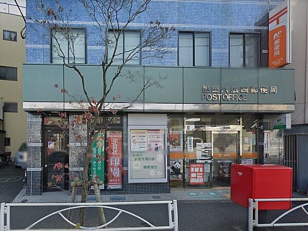 郵便窓口、貯金窓口、保険窓口、ATMの取り扱いがあります。駐車場があります。