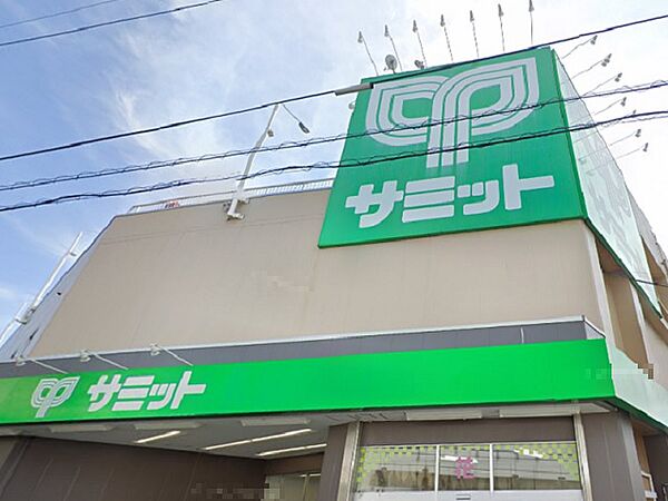駐車場も広く、売り場も余裕のある棚の配置で買い物しやすいです。