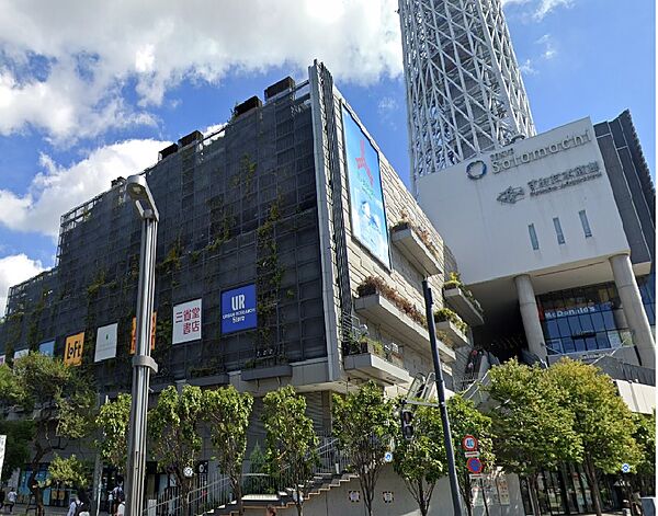 スカイツリーの足元に広がる東京ソラマチ。単なるショッピングモールという枠をえた、一日中歩いても飽きることのない壮大なエンターテインメント空間となっています。