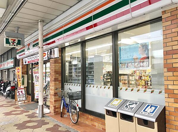 小岩駅から続く商店街にあるコンビニエンスストアです。