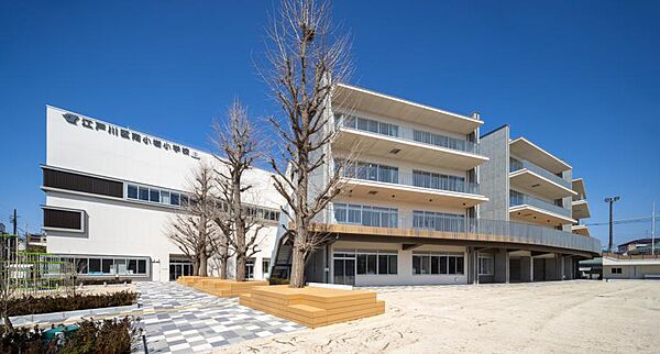 駅前フラワー通り商店街抜けた伝統ある地域と連携しながら、今年度も継続して、「地域と共に創る学校」を合言葉に教育活動を行ってまいります。