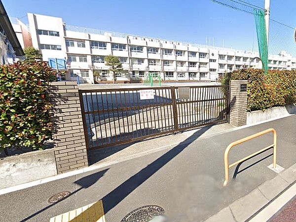 月1回の公開授業、その他年間を通して、さまざまのイベントがあり、楽しむことができます。広い校庭があり子供たちがのびのびと育っています。