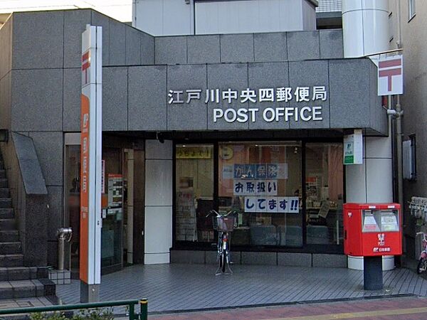 郵便窓口、貯金窓口、保険窓口、ATMの取り扱いがあります。駐車場があります。