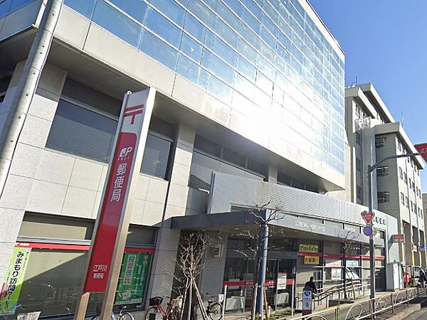 スロープ、ベンチがあります。日曜、休日はゆうゆう窓口、ATM営業しています。
